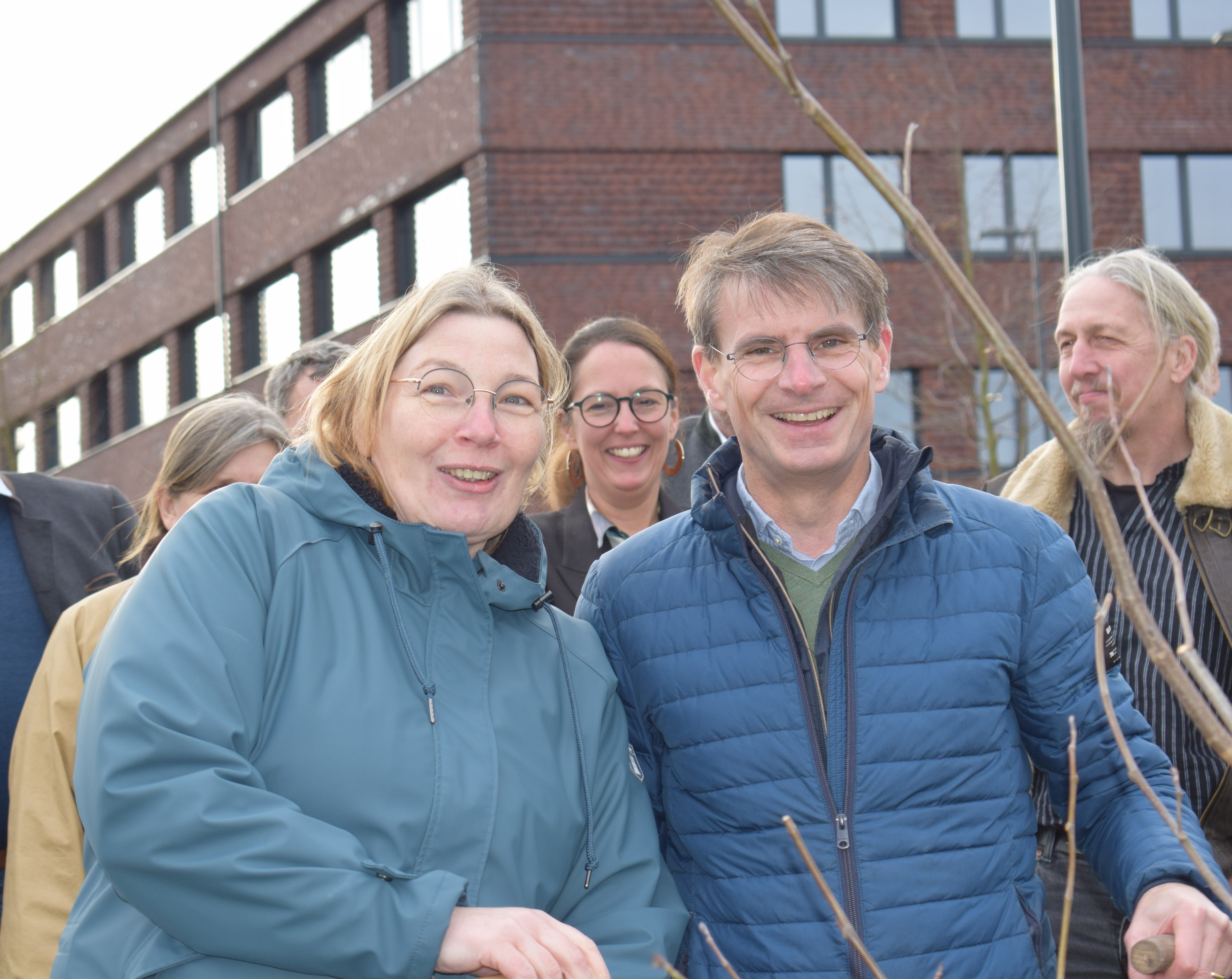 Phillip von Oldershausen mit Dagmar Heyens Pflanzung Tulpenbaum 125 Jahre LWK